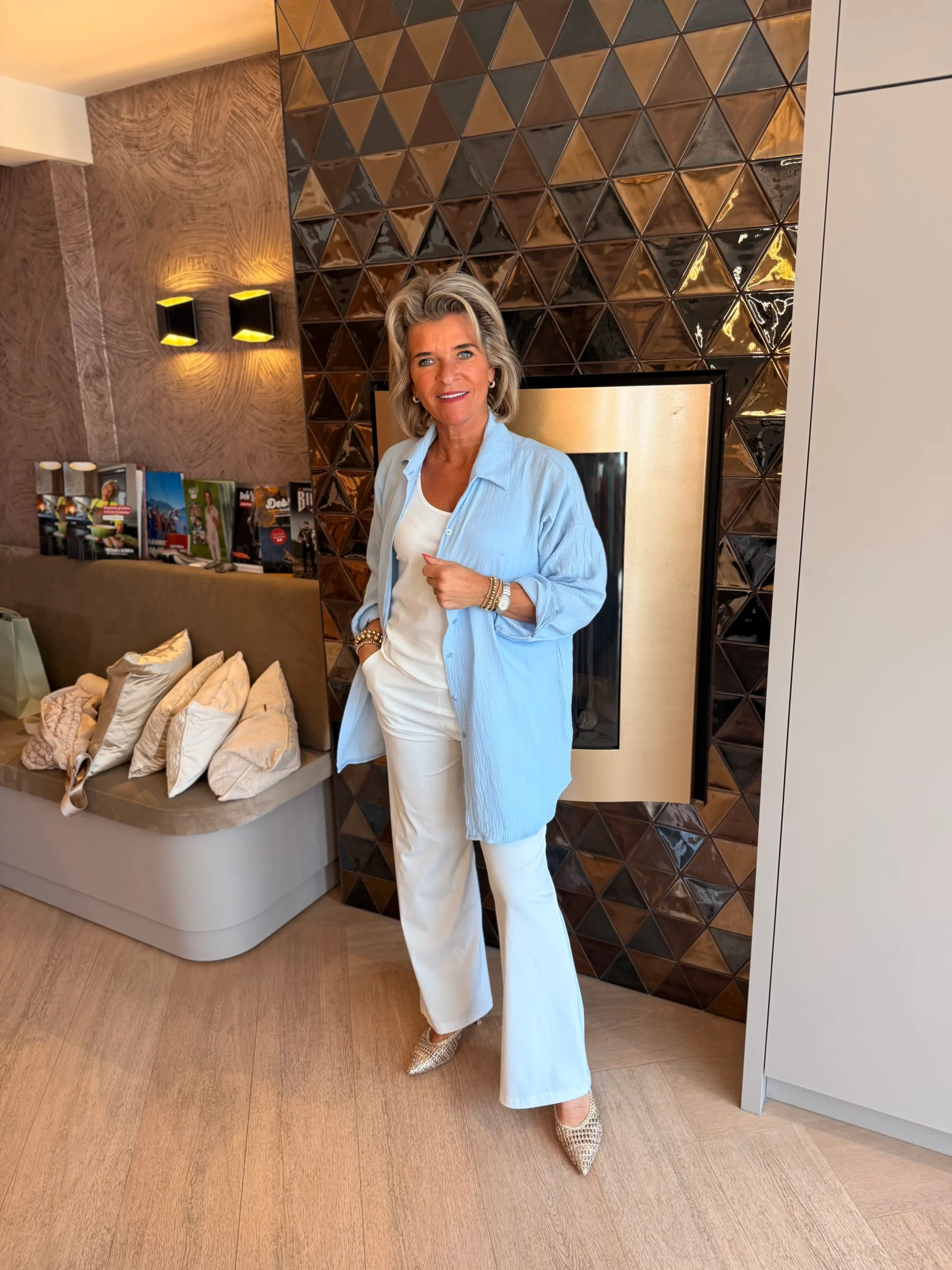 Blouse Eye | Lichtblauw - Afbeelding 2